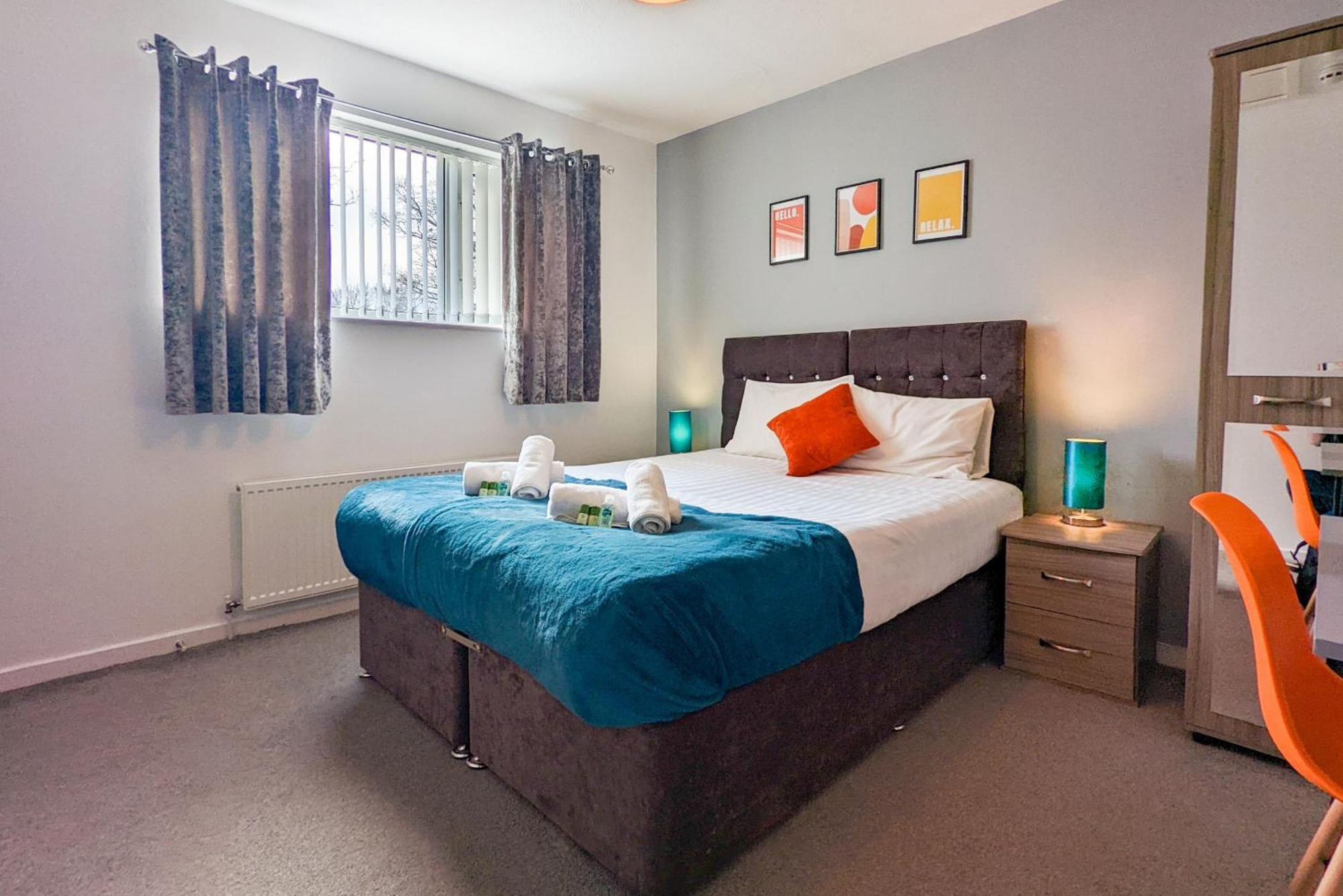 5-Bedroom Contractor House With 10 Beds Free Parking And Free Wifi - Outfield Homes By Your Lettings Short Lets & Serviced Accommodation Peterborough Exterior foto